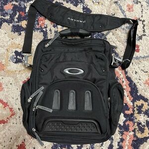 Oakley Vertical Messenger Bag 2.0 Black Silver & Gray Laptop Computer Case